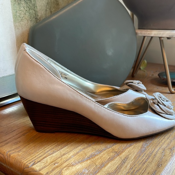 🍎 Etienne Aigner Paislyn D’Orsay leather wedge heels w leather flower toes - Picture 3 of 6